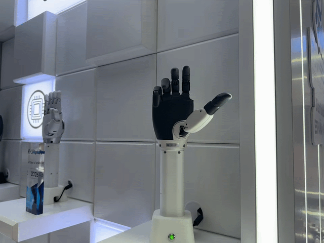 [바르셀로나(스페인)=뉴시스] 심지혜 기자 = 스페인 바르셀로나에서 열린 세계 최대 이동통신 박람회 MWC에서 중국 로봇 기업 에지봇 전ㅅ 부스에는 로봇손 '옴니핸드'를 휴머노이드로봇과 함께 전시했다. *재판매 및 DB 금지