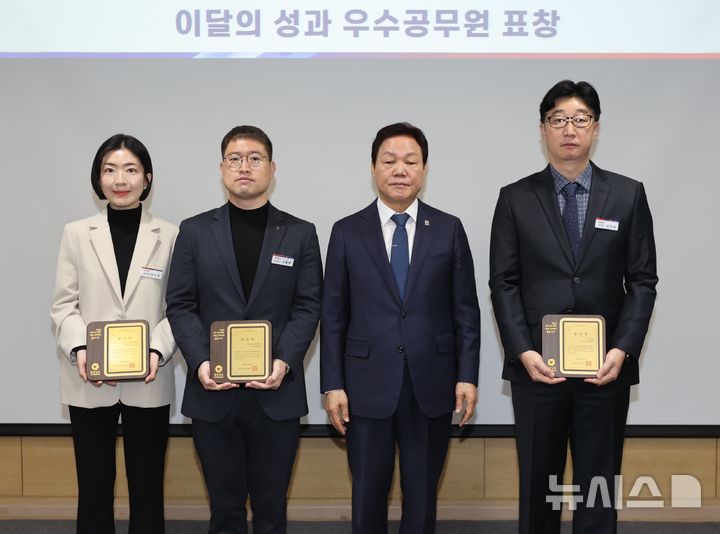 [창원=뉴시스]박완수 경남도지사가 지난 3일 도청 도정회의실에서 확대간부회의에 앞서 '이달의 성과 우수공무원'으로 선정된 윤순영(왼쪽부터) 주무관, 이동현 소방위, 김준일 주무관에게 도지사 표창을 수여한 후 기념촬영하고 있다.(사진=경남도 제공) 2026.03.04.' photo@newsis.com