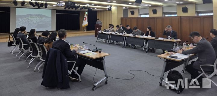 [창원=뉴시스]지난 3일 오후 경남도청 중회의실에서 2026년 제1회 경상남도 도시재생위원회 회의가 열리고 있다.(사진=경남도 제공) 2026.03.04. photo@newsis.com