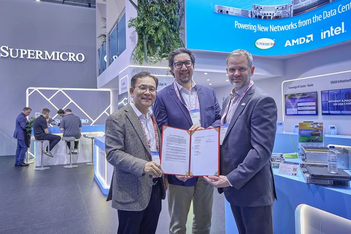 [바르셀로나(스페인)=뉴시스] SK텔레콤은 스페인 바르셀로나에서 개최 중인 MWC26에서 글로벌 서버 제조사 슈퍼마이크로, AIDC 기계·전기·배관(MEP) 분야 글로벌 제조사 슈나이더 일레트릭과 3자 업무협약(MOU)을 체결했다고 4일 밝혔다. 사진은 MWC26 슈퍼마이크로 전시관에서 기념 촬영 중인 하민용 SK텔레콤 AIDC 사업 담당(왼쪽), 클레이 시먼스 슈퍼마이크로 부사장. (사진=SKT 제공) 2026.03.03. photo@newsis.com *재판매 및 DB 금지