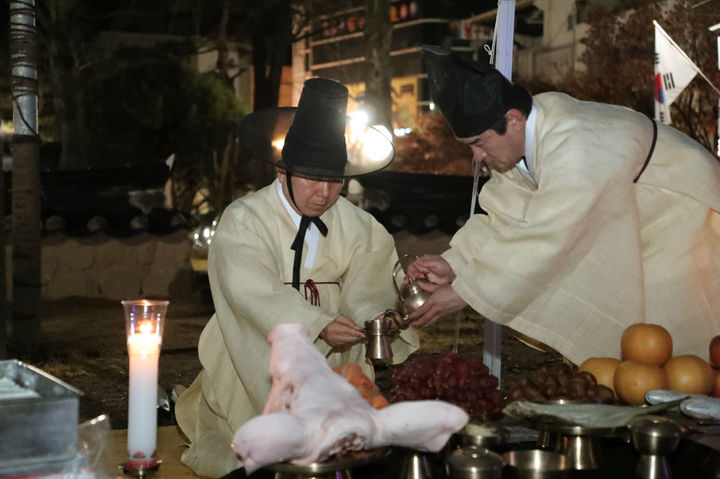  [안동=뉴시스] 안동시 웅부공원 신목 앞에서 시민 안녕과 지역발전을 기원하는 '안동부 신목제사'가 진행되고 있다. (사진=안동시 제공) 2026.03.04. photo@newsis.com *재판매 및 DB 금지