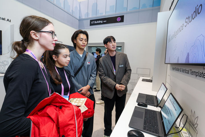 [바르셀로나(스페인)=뉴시스] KT는 스페인 바르셀로나에서 열린 세계 최대 이동통신 박람회 MWC26에서 AI 에이전트 제작 플랫폼 ‘에이전트 빌더(Agent Builder)’를 공개했다고 4일 밝혔다. 참관객들이 KT 에이전트 빌더와 산업별 AI 템플릿 전시를 관람하는 모습. (사진=KT 제공) 2026.03.04. photo@newsis.com *재판매 및 DB 금지