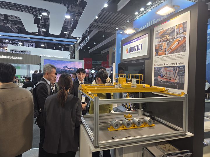 [안동=뉴시스] 지난 2일 'MWC 2026' 행사장에 설치된 경북도 기업 전시관을 경북도 관계자들이 둘러보고 있다. (사진=경북도 제공) 2026.03.04. photo@newsis.com *재판매 및 DB 금지