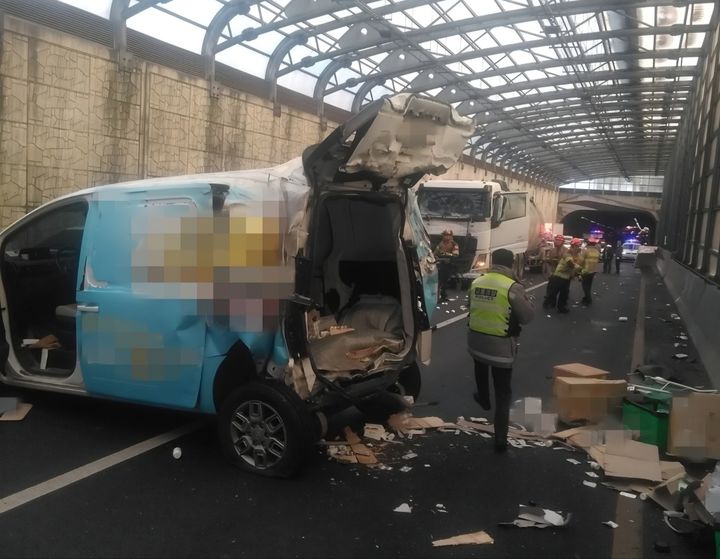 [인천=뉴시스] 김포 운양지하차도 차량 사고 현장. (사진=김포소방서 제공) 2026.03.04. photo@newsis.com *재판매 및 DB 금지