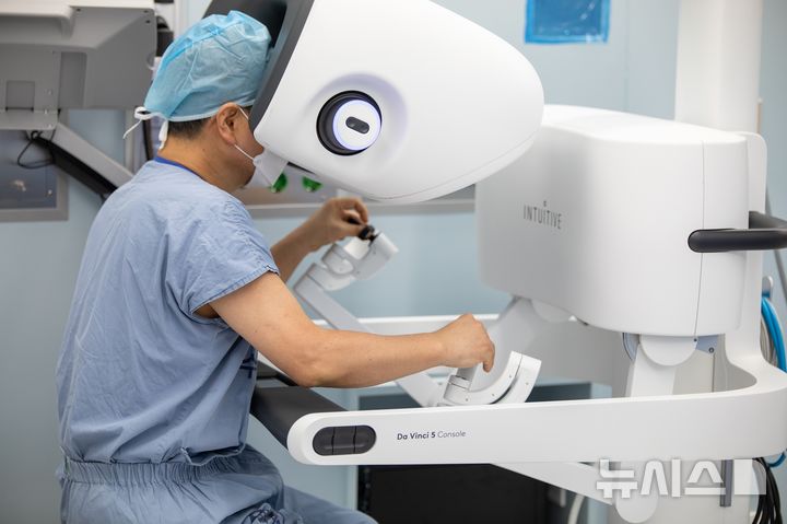 [서울=뉴시스] 고대안산병원에 도입된 다빈치(Da Vinci) 5. (사진= 고대안산병원 제공)
