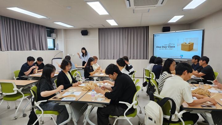 [인천=뉴시스] 경기 부천시 소사구 청년공간 '소사로움'에서 MBTI 향수만들기 프로그램을 진행 중인 모습. (사진=부천시 제공) 2026.03.04. photo@newsis.com&nbsp; *재판매 및 DB 금지