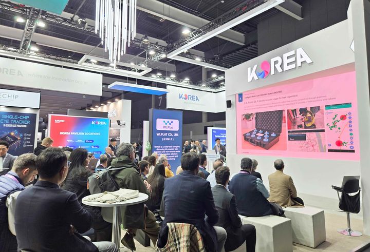 [서울=뉴시스] 산업통상부와 코트라는 오는 5일까지(현지시각) 스페인 바르셀로나에서 개최되는 MWC(Mobile World Congress) 2026에서 통합한국관을 운영한다. 한국관 내 무대에서 'K혁신데이 (K-Innovation Day@ Barcelona' 피칭 IR이 이뤄지는 모습.(사진=코트라 제공) *재판매 및 DB 금지