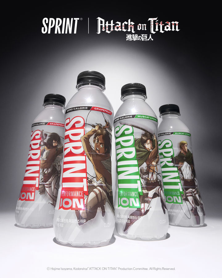 GS리테일이 운영하는 편의점 GS25가 음료 브랜드 '스프린트'와 협업해 일본 인기 애니메이션 IP '진격의 거인'을 활용한 프리미엄 이온음료 2종을 단독 출시한다고 4일 밝혔다. *재판매 및 DB 금지