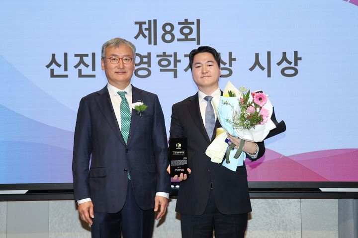 [서울=뉴시스] 양희동(왼쪽) 한국경영학회장과 노태우 한양대 교수가 '2025년 한국경영학회 동계학술대회 및 정기총회'에서 기념 촬영을 하고 있다. (사진=한양대 제공) 2026.03.04. photo@newsis.com *재판매 및 DB 금지