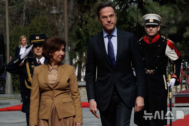 [서울=뉴시스]마르크 뤼터 북대서양조약기구(NATO·나토) 사무총장(사진 오른쪽)이 3일(현지시간) 북마케도니아 스코페에서 고르다나 실리야노브스카-다브코바 대통령과 의장대를 사열하고 있다. (사진 = 나토 홈페이지 갈무리) 2026.03.04 photo@newsis.com