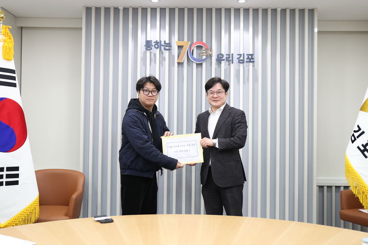 [김포=뉴시스] 지난 3일 서울 지하철 5호선 연장 관련 시민 의견 전달서를 건네받고 있는 김병수(오른쪽) 김포시장. (사진=김포시 제공) 2026.03.04. photo@newsis.com *재판매 및 DB 금지