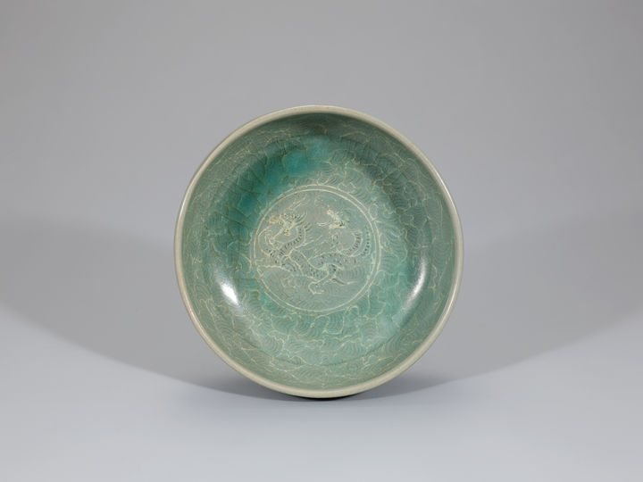 [서울=뉴시스] 청자 상감쌍룡국화문 반 (사진=국가유산청 제공) 2026.03.04. photo@newsis.com *재판매 및 DB 금지