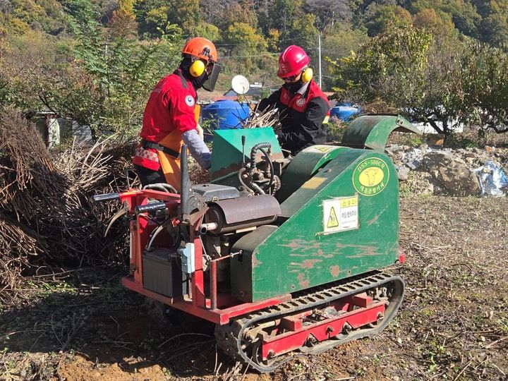 [양산=뉴시스] 영농부산물 소각 무료 수거와 찾아가는 파쇄장을 운영한다. (사진=양산국유림관리소 제공) 2026.03.04. photo@newsis.com *재판매 및 DB 금지