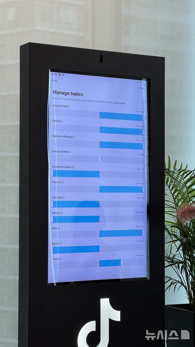 [싱가포르=뉴시스] 윤정민 기자 = 틱톡 싱가포르 본사에 위치한 '투명성 및 책임 센터(TAC, Transparency and Accountability Center)'에서 틱톡 관계자가 추천 피드 일부 주제를 조정하는 법을 안내하고 있다. 2026.03.04. alpaca@newsis.com