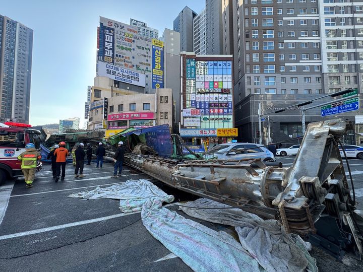[대구=뉴시스] 4일 오전 9시6분께 대구 수성구 만촌동 만촌네거리에서 공사 중인 천공기가 쓰러졌다. 이 사고로 2명이 병원으로 이송되는 등 경상자 3명이 발생했다. (사진=대구소방안전본부 제공) 2026.03.04. photo@newsis.com&nbsp; *재판매 및 DB 금지