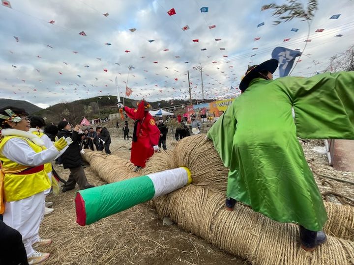 [창원=뉴시스] 정월 대보름인 3일 오후 경남 창원시 마산합포구 진동면 동촌 냇가에서 제30회 진동큰줄다리기 및 달맞이 행사가 개최되고 있다. (사진=창원시청 제공) 2026.03.04. photo@newsis.com *재판매 및 DB 금지
