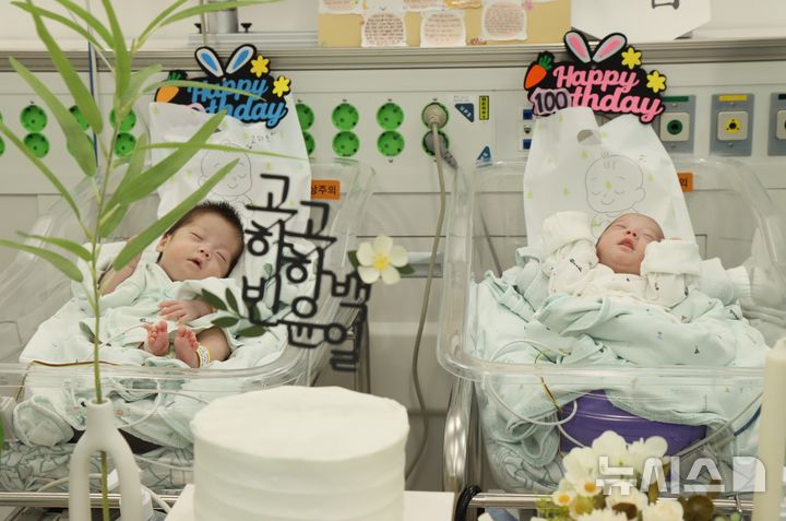 [서울=뉴시스] 일산차병원, 24주 5일 초극소 저체중아 쌍둥이 건강히 퇴원. (사진= 일산차병원 제공)