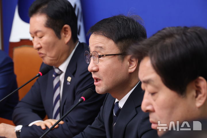 [서울=뉴시스] 조성봉 기자 = 한병도 더불어민주당 원내대표가 4일 오전 서울 여의도 국회에서 열린 최고위원회의에서 발언을 하고있다.2026.03.04. suncho21@newsis.com