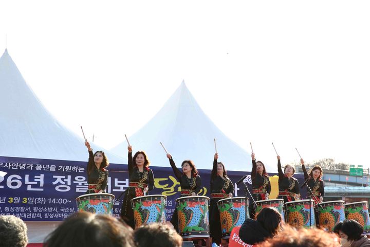 [횡성=뉴시스] 난타 공연이 축제 현장의 열기를 한층 고조시키고 있다. (사진=횡성군 제공) 2026.03.04. photo@newsis.com *재판매 및 DB 금지