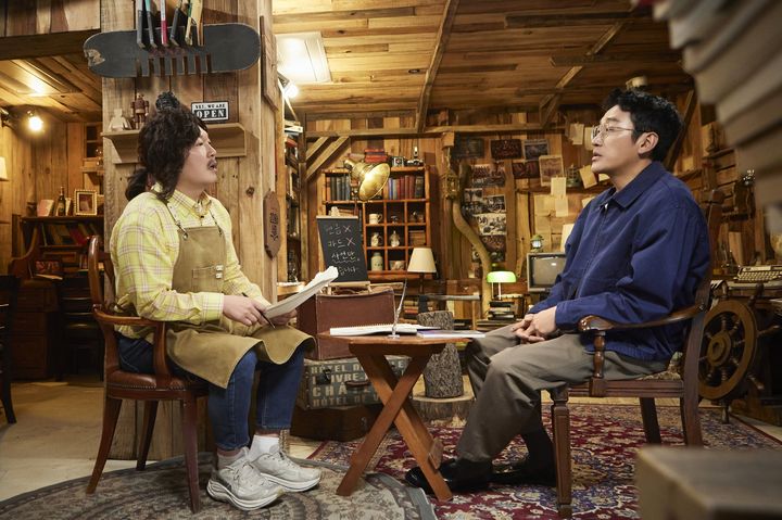 [서울=뉴시스] 방송인 강호동이 13년 만에 단독 MC로 나서는 쿠팡플레이 새 예능 '강호동네서점'이 베일을 벗었다. 첫 손님으로는 배우 하정우가 출연해 인생 이야기를 털어놓는다. (사진=쿠팡플레이) 2026.03.04. photo@newsis.com *재판매 및 DB 금지