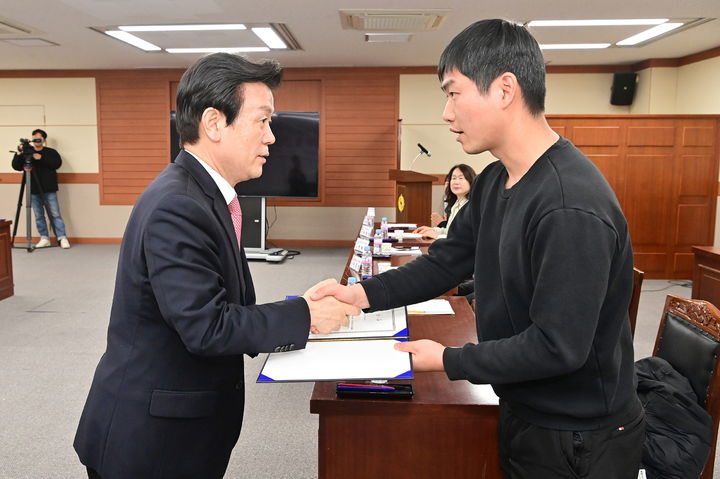 [진주=뉴시스]진주시, 수도 급수공사 대행업체 신규 선정 업체 지정서 교부.(사진=진주시 제공).2026.03.04.photo@newsis.com *재판매 및 DB 금지