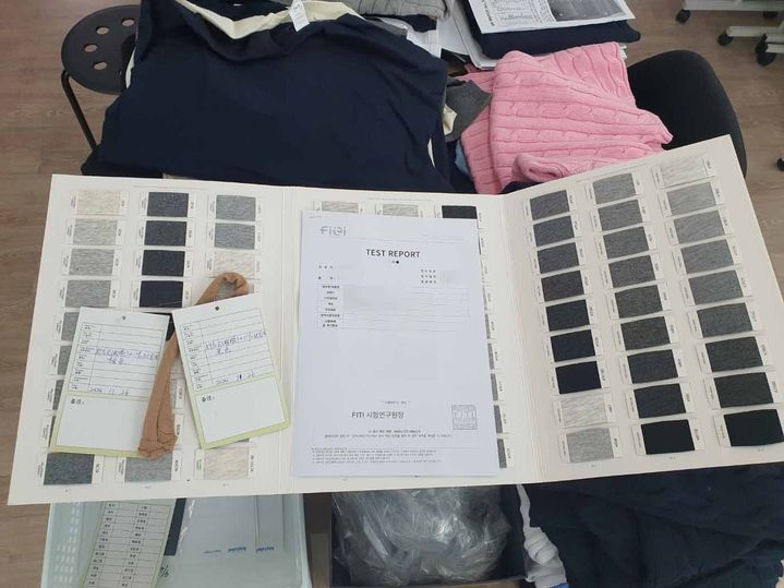 [인천=뉴시스] 폴로 의류 샘플 및 디자인 작업지시서. (사진=인천본부세관 제공) 2026.03.04. photo@newsis.com *재판매 및 DB 금지