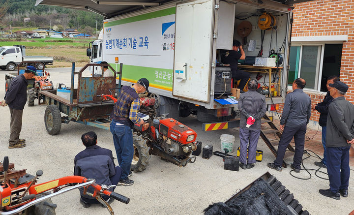 [정선=뉴시스] 농기계 순회 교육. (사진=정선군 제공) 2026.03.04. photo@newsis.com *재판매 및 DB 금지