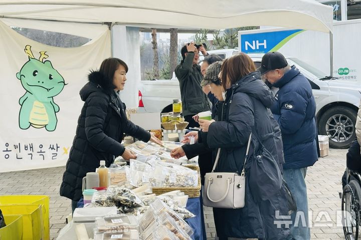 [용인=뉴시스] 1일 용인FC의 개막전이 열린 미르스타디움 로컬푸드직매장(사진=용인시 제공)2026.03.04.photo@newsis.com
