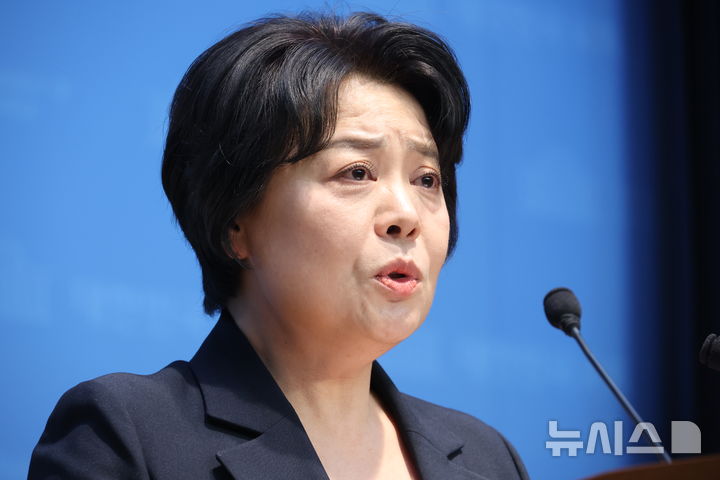 [서울=뉴시스] 조성봉 기자 = 윤희숙 전 국민의힘 의원이 4일 오전 서울 여의도 국회 소통관에서 서울시장 출마 선언을 하고 있다. *기사 본문과는 무관한 사진. 2026.03.04. suncho21@newsis.com