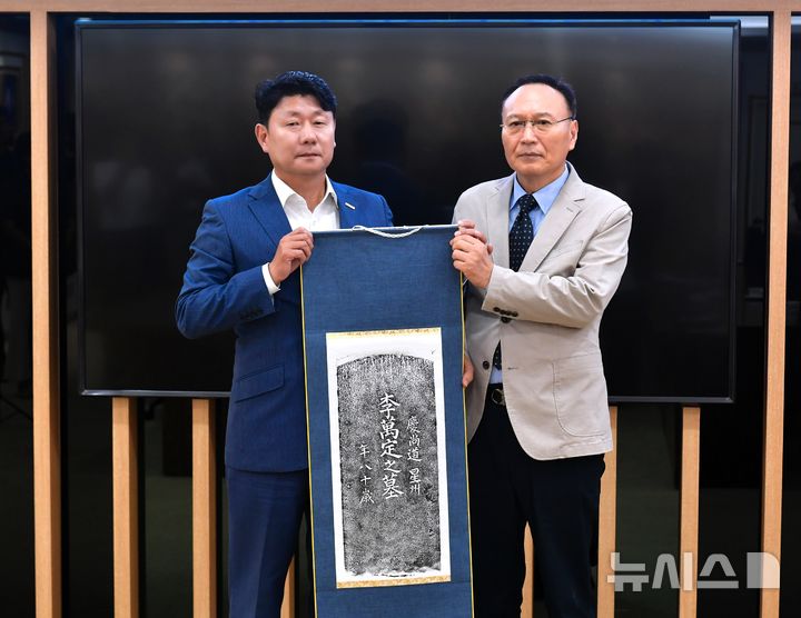 [창원=뉴시스]2025년 7월 국립창원대학교 대학본부에서 박민원 총장(왼쪽)이 하와이 이민 독립운동가 이만정 선생의 후손 이은환씨에게 하와이 현지 묘비 탁본을 전달하고 있다.(사진=국립창원대 제공) 2026.03.04. photo@newsis.com