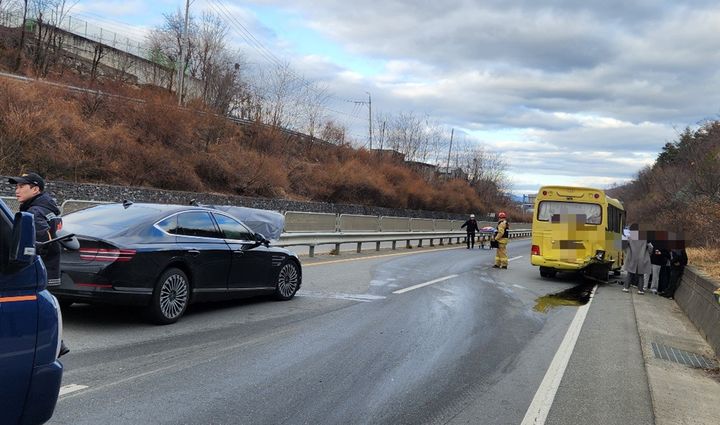 [성주=뉴시스] 승용차가 통학버스 추돌. (사진=경북소방본부 제공) 2026.03.04 photo@newsis.com *재판매 및 DB 금지