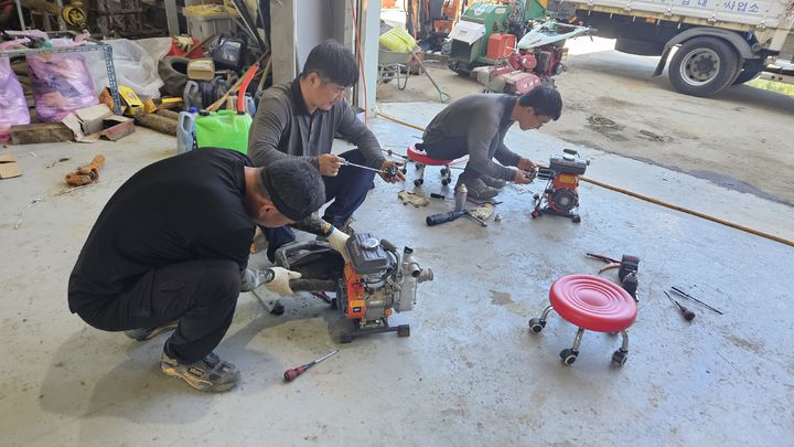 [양양=뉴시스] 양양군이 봄 가뭄 선재적 대응을 위해 농업용 양수장비에 대한 전수 점검을 실시하고 있다.(사진=양양군 제공)photo@newsis.com *재판매 및 DB 금지