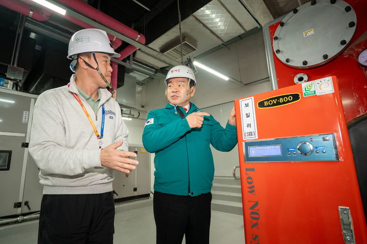 [서울=뉴시스] 휘경이문누리 복지관 방문한 이필형 동대문구청장이 봄맞이 안전점검을 하고있다. 2026.03.04. (사진=동대문구 제공) *재판매 및 DB 금지