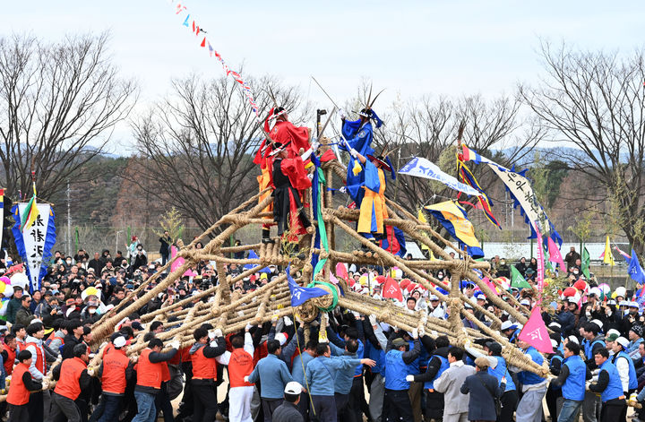 [창녕=뉴시스] 영산쇠머리대기 공개행사를 하고 있다. (사진= 창녕군 제공) 2026.03.04. photo@newsis.com *재판매 및 DB 금지
