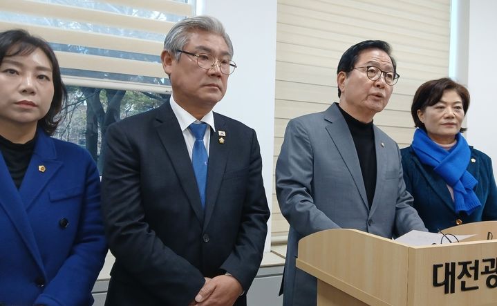 [대전=뉴시스] 조명휘 기자 = 더불어민주당 장종태(대전서구갑) 의원이 4일 대전시의회 기자실에서 대전충남행정통합 무산위기 책임을 물으며 이장우 대전시장과 김태흠 충남지사를 비판하고 있다. 2026.03.04. photo@newsis.com *재판매 및 DB 금지