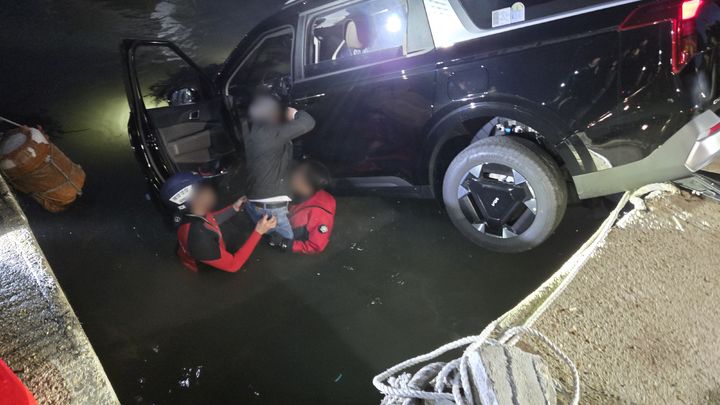 [울산=뉴시스] 울산해양경찰서가 3일 오후 울산 동구 방어진 남진항 인근 해상에 빠진 차량에서 탑승자 2명을 구조 중이다. (사진=해경 제공) 2026.03.04. photo@newsis.com *재판매 및 DB 금지