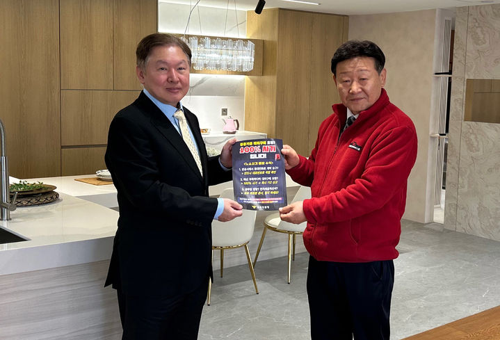 [인천=뉴시스] 여진용(왼쪽) 인천경찰청 수사부장이 4일 인천에 한 업체 대표를 만나 노쇼사기 예방을 홍보하고 있다. (사진=인천경찰청 제공) 2026.03.04. photo@newsis.com *재판매 및 DB 금지