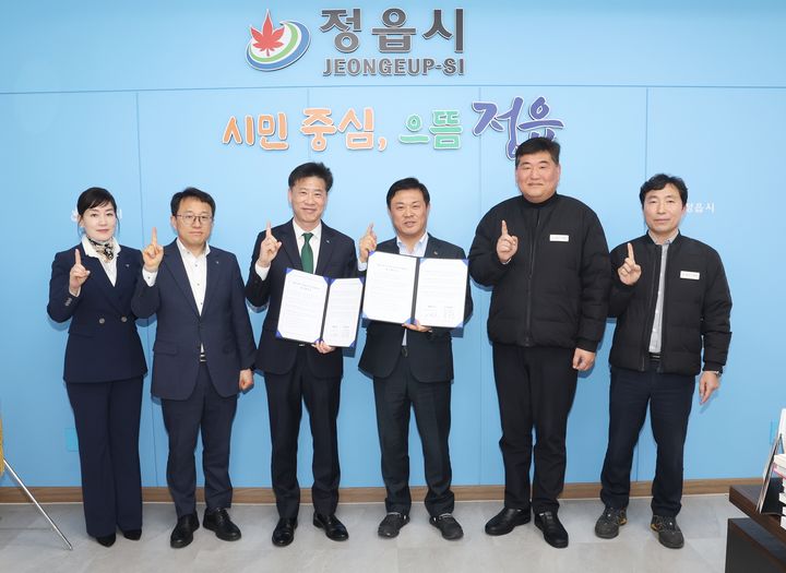 [정읍=뉴시스] 지난 3일 정읍시청에서 열린 정읍시와 하나은행의 '공무직 근로자 '생활안정 금융지원 업무협약', 이학수 시장(왼쪽 네번째)과 최홍길 하나은행 광주전북영업본부 지역대표(왼쪽 세번째), 송문철 전국공무직노동조합 정읍시지부장(왼쪽 다섯번째) 등이 협약 후 기념사진을 찍고 있다. (사진=정읍시 제공) 2026.03.04. photo@newsis.com&nbsp; *재판매 및 DB 금지