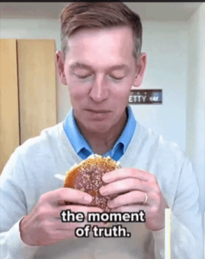 [서울=뉴시스]맥도날드 CEO 햄버거 시식 모습. (사진출처: 엑스 캡처) 2026.03.04 *재판매 및 DB 금지