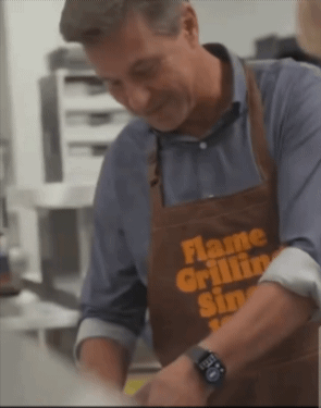 [서울=뉴시스] 버거킹 사장 햄버거 시식 모습. (사진출처: 엑스 캡처) 2026.03.04. *재판매 및 DB 금지