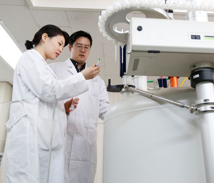 [서울=뉴시스] 금호석유화학 중앙연구소에서 연구 중인 연구원 모습. (사진=금호석유화학그룹 제공) 2026.03.04 photo@newsis.com *재판매 및 DB 금지