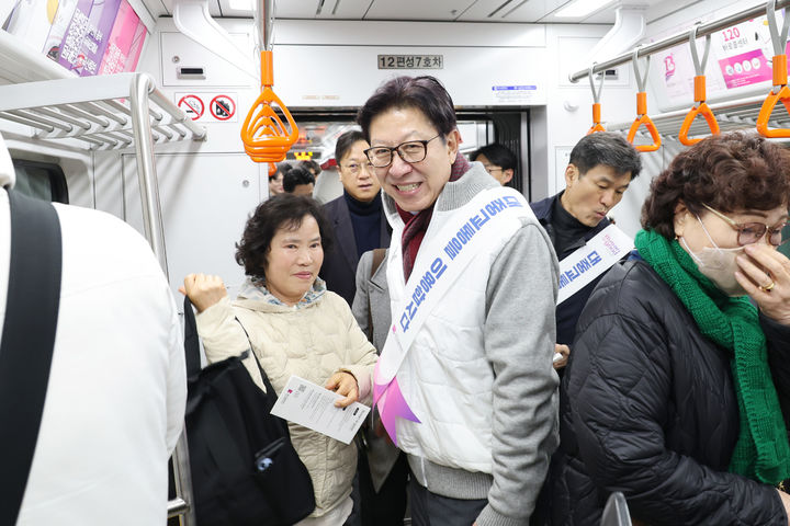 [부산=뉴시스] 박형준 부산시장이 4일 대중교통비 환급 지원사업인 '모두의 카드'와 동백패스를 홍보하는 캠페인을 진행했다. (사진=부산시 제공) 2026.03.04. photo@newsis.com *재판매 및 DB 금지