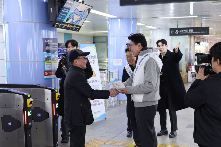 [부산=뉴시스] 박형준 부산시장이 4일 대중교통비 환급 지원사업인 '모두의 카드'와 동백패스를 홍보하는 캠페인을 진행했다. (사진=부산시 제공) 2026.03.04. photo@newsis.com *재판매 및 DB 금지