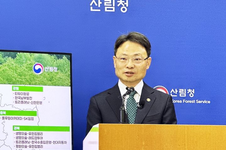[대전=뉴시스] 박은식 산림청장이 4일 정부대전청사에서 전 국민이 참여하는 제2의 녹화운동을 목표로 하는 '2026년 나무심기 계획'에 대해 설명하고 있다. kys0505@newsis.com *재판매 및 DB 금지