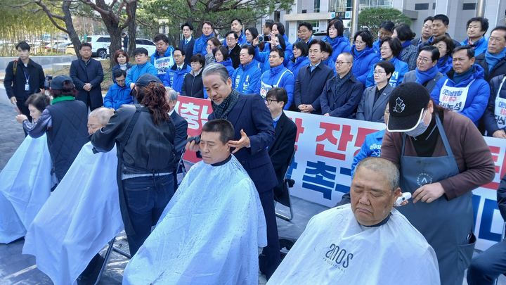 [대전=뉴시스] 조명휘 기자 = 더불어민주당 대전시당 당원들이 4일 대전시청 북문에서 대전충남행정통합을 촉구하며 삭발식을 열고 있다. 2026.03.04. joemedia@newsis.com *재판매 및 DB 금지