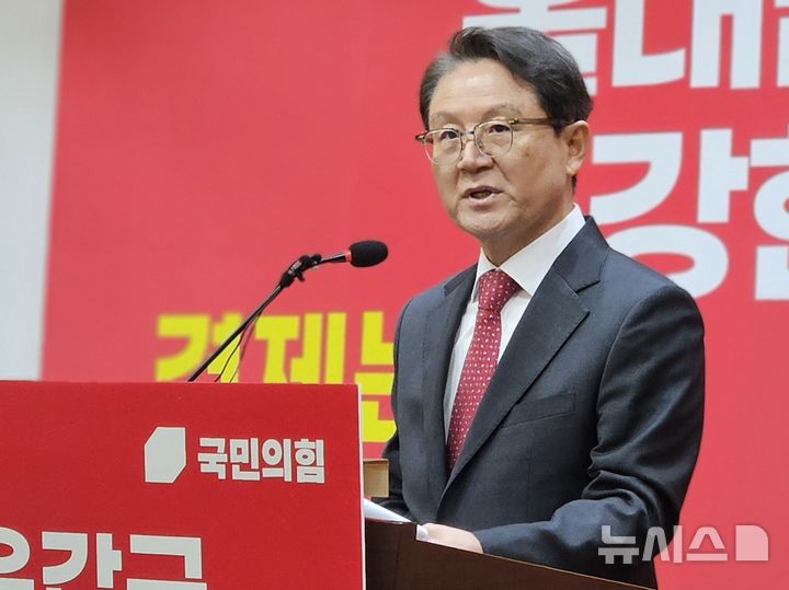 [청주=뉴시스] 이도근 기자= 윤석열 전 대통령의 내란 재판 변호인인 윤갑근 전 국민의힘 충북도당위원장이 4일 충북도청 브리핑룸에서 충북지사 선거 출마를 공식 선언하고 있다. 2026.03.04. nulha@newsis.com