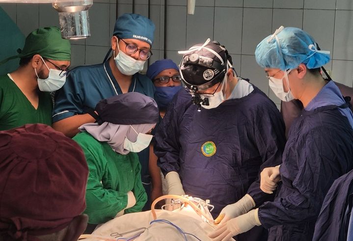 [광주=뉴시스] 전남대병원은 구강악안면외과 박홍주 교수가 꾸린 봉사팀이 방글라데시에서 의료 봉사·학술 교류 활동을 성공적으로 마쳤다고 4일 밝혔다. 사진은 현지 병원에서 수술 중인 봉사팀. (사진=전남대병원 제공) 2026.03.04. photo@newsis.com *재판매 및 DB 금지