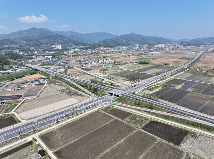 [예산=뉴시스] 충남 예산군 2026년 기후대응 도시숲 조성 예정지 중 하나인 국도45호선 송산교차로 모습. (싸진=예산군 제공) 2026.03.04. photo@newsis.com *재판매 및 DB 금지