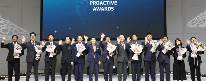 [대전=뉴시스] 3일 한국테크노돔에서 열린 한국타이어의 '2025 프로액티브 어워즈'에서 수상자들이 기념촬영을 하고 있다. (사진=한국타이어 제공) 2026.03.04. photo@newsis.com *재판매 및 DB 금지