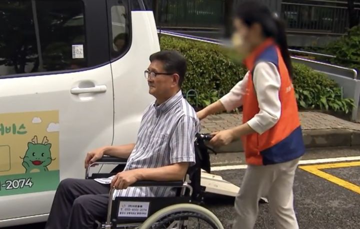 [용인=뉴시스]고령 어르신 병원 동행서비스(사진=용인시 제공)2026.03.04.photo@newsis.com *재판매 및 DB 금지